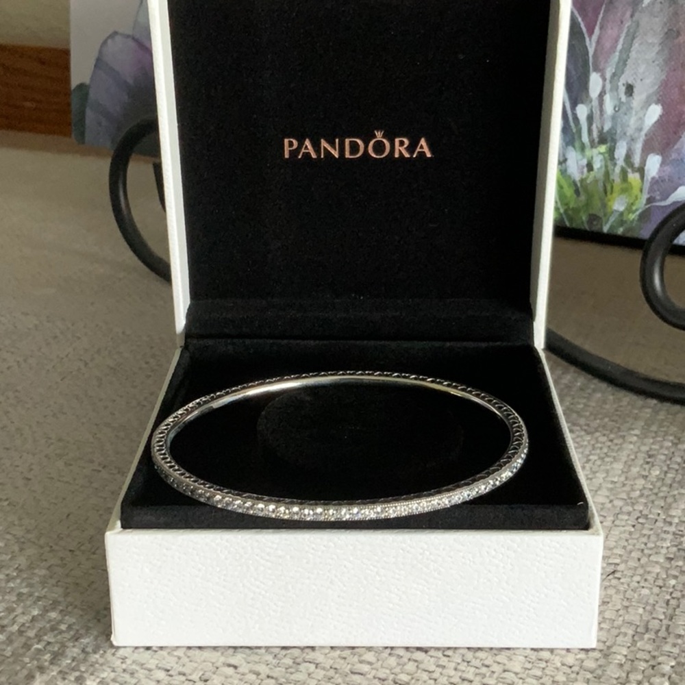 PANDORA RADIANT HEARTS BANGLE- NEW NEVER WORN.